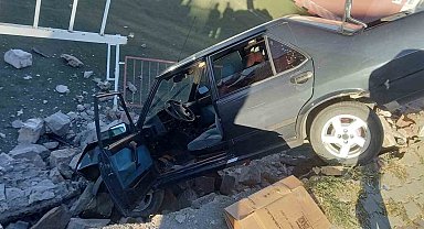 Yozgat'ta kontrolden çıkan otomobil okulun bahçesine uçtu