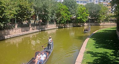 Yüksek sıcaklıklara rağmen turistler gondollardan vazgeçmedi