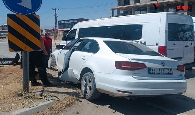 Yüksekova'da iki araç kafa kafa çarpıştı: 2 yaralı