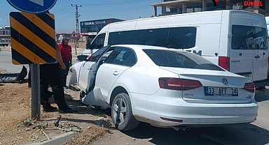 Yüksekova'da iki araç kafa kafa çarpıştı: 2 yaralı