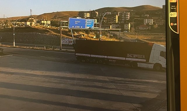 Yüksekova'da sinyalizasyon direğine çarpan tır güvenlik kamerasına yansıdı