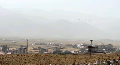 Yüksekova'da toz taşınımı etkili oldu
