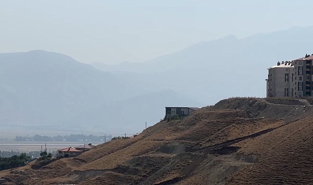 Yüksekova'yı toz bulutu kapladı: Cilo dağları gözden kayboldu