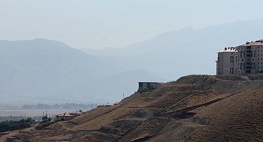 Yüksekova'yı toz bulutu kapladı: Cilo dağları gözden kayboldu