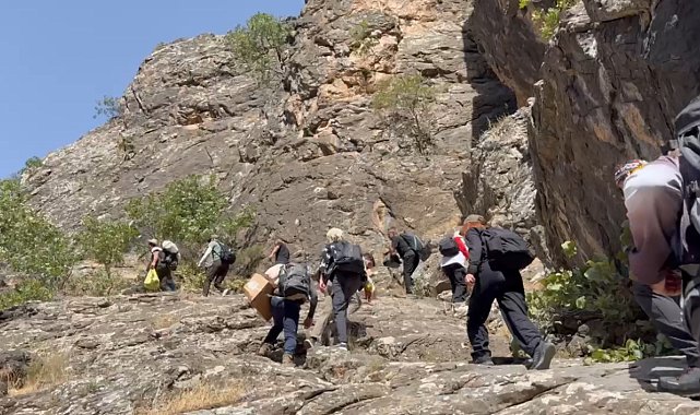 Yüksekovalı dağcılar önce doğa yürüyüşü yaptı, ardından Avaşin deresinde yüzüp halay çekti