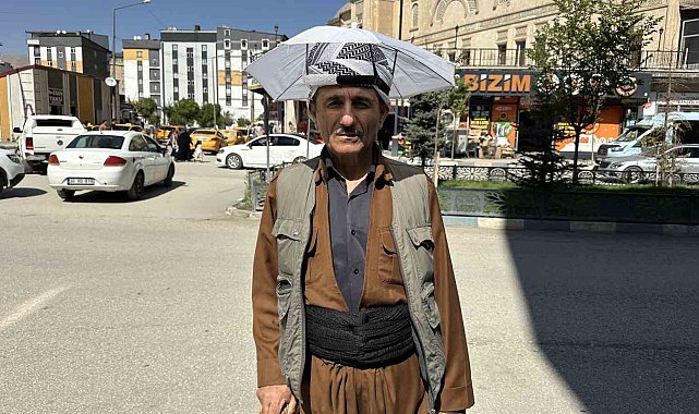 Yüksekovalı vatandaş yıllardır kafa şemsiyesiyle güneşten korunuyor