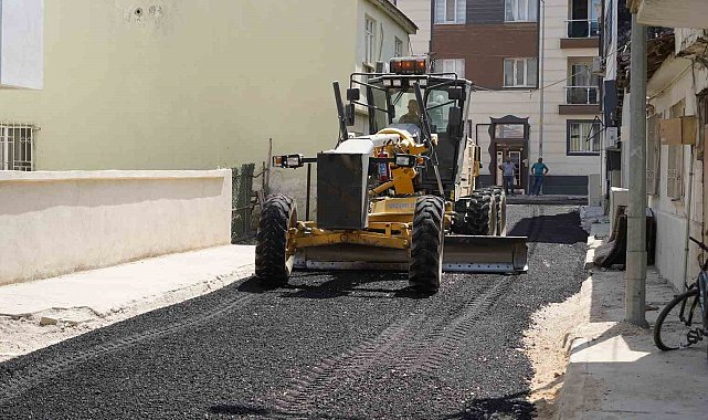 Yunusemre Belediyesinden 50. Yıl Mahallesi'nde asfalt çalışması