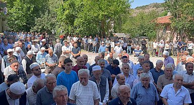 Yüzlerce vatandaş yağmur için ellerini semaya açtı