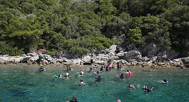 Yüzme öğrenen kadınlar Marmaris'te denizle buluştu