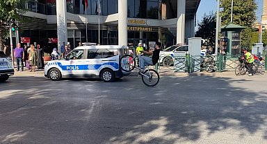 Zafer Bayramı kutlamalarında polisin gözü önünde bisikletiyle tek teker kaldırdı