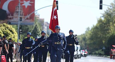 Zafer Bayramı, resmi geçit töreni ile coşkuyla kutlandı