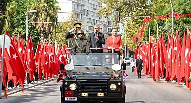 Zafer Bayramı törenine Antalya'da vatandaşlar ve turistler de eşlik etti
