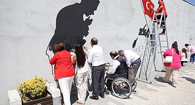 Zafer ruhu, Şehitlik Abidesi duvarlarına yansıtıldı