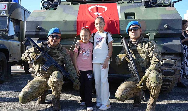 Zırhlı askeri ambulanslar ilgi odağı oldu