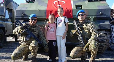 Zırhlı askeri ambulanslar ilgi odağı oldu