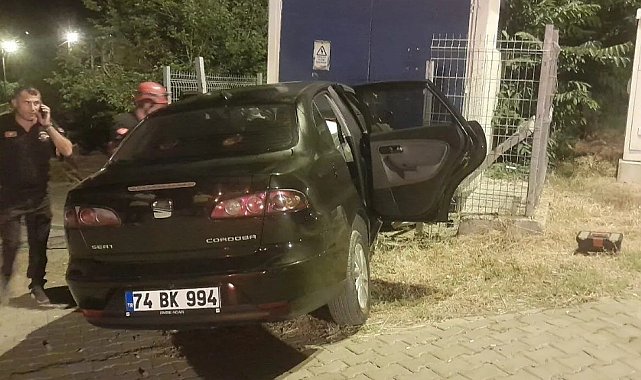 Zonguldak'ta kontrolden çıkan otomobil trafoya çarptı
