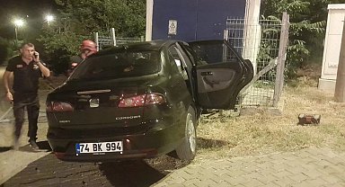 Zonguldak'ta kontrolden çıkan otomobil trafoya çarptı