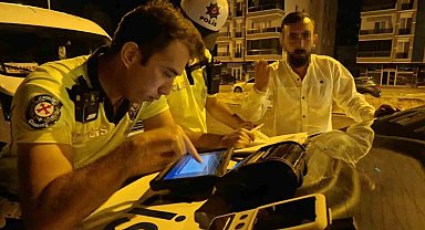 0.03 promil fazla çıkınca ehliyeti alındı, polise itiraz edip gazeteciye tepki gösterdi