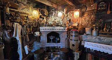 10 parça ile başladı, şimdi yüzlercesini evinde sergiliyor