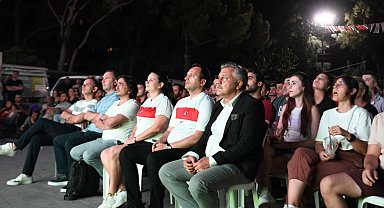 12 Dev Adam'ın final heyecanı Bornova'da dev ekranda yaşanacak