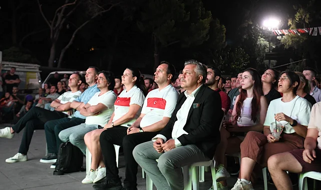 12 Dev Adam'ın final heyecanı Bornova'da dev ekranda yaşanacak