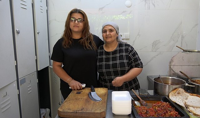 2 metrekarelik dükkanında yaptığı yemeklerle ev ekonomisine katkı sağlıyor