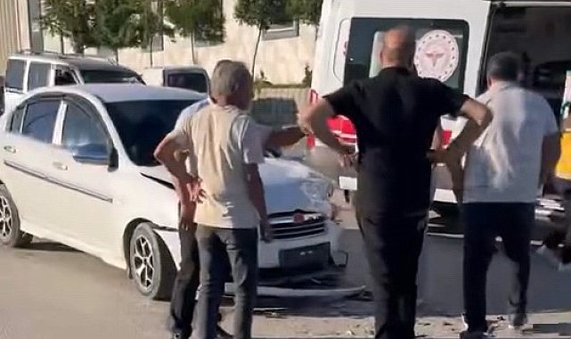 2 otomobil kafa kafaya çarpıştı: 4 yaralı