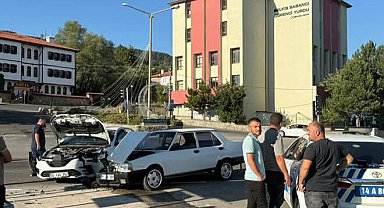 2 otomobil kafa kafaya çarpıştı
