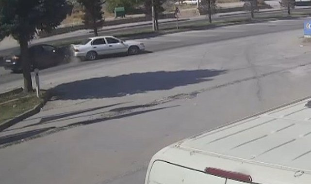 3 aracın karıştığı kaza güvenlik kamerasında