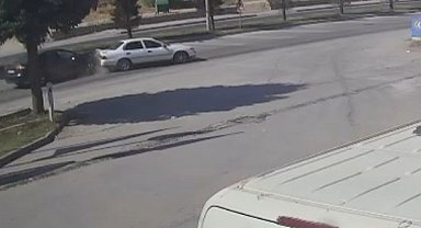3 aracın karıştığı kaza güvenlik kamerasında