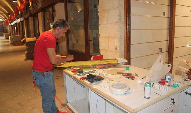 300 yıllık Zincirli Bedesten esnafı iş yerlerine kavuştu