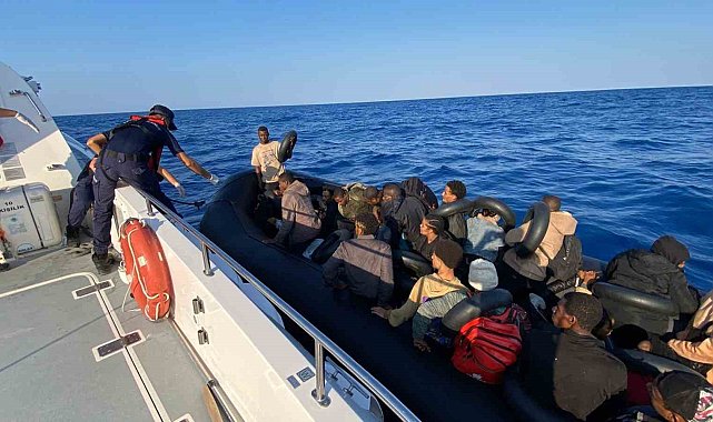 36 düzensiz göçmenin bulunduğu lastik bot arızalanınca Sahil Güvenlik kurtardı