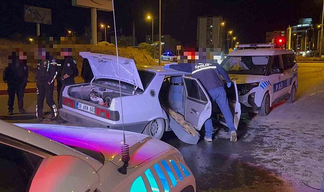 'Dur' ihtarına uymayan otomobil sürücüsü polis otosuna çarptı: 2 polis memuru yaralı