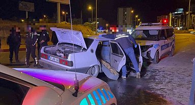 'Dur' ihtarına uymayan otomobil sürücüsü polis otosuna çarptı: 2 polis memuru yaralı