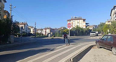 'Dur' levhasına rağmen durmayan motorlu bisiklet otomobile çarptı: 1 yaralı