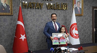 'TEKNOFEST Mavi Vatan' yarışmasında birinci olan minik ressam Asya, Valiyi resmettiği çalışmasında gönülleri fethetti