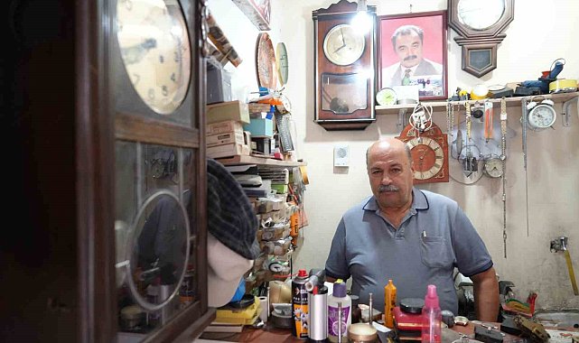 4 metrekarelik dükkanda zamana ayar veriyor