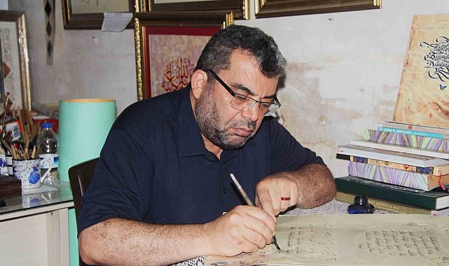 40 yıldır eserlerini aşkla nakşediyor