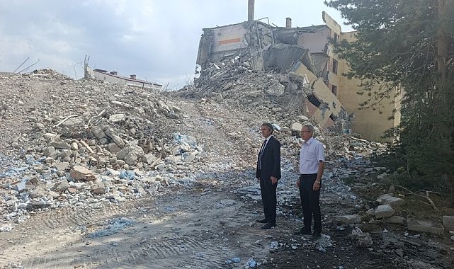 41 yıllık Bayburt İmam Hatip Lisesi binası yıkıldı