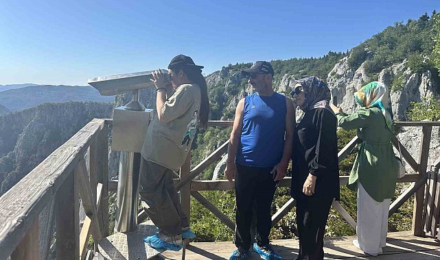 450 metrede adrenalin ve görsel şölen bir arada: Cam teras ziyaretçi akınına uğruyor