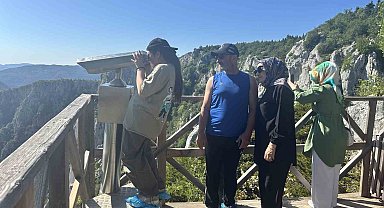 450 metrede adrenalin ve görsel şölen bir arada: Cam teras ziyaretçi akınına uğruyor