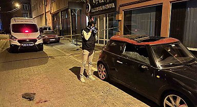 5. kattan düşen genç adamı otomobil kurtardı