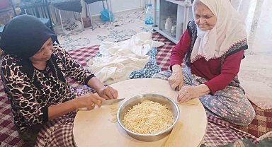 87 yaşındaki Zeynep ninenin kışlık erişte mesaisi