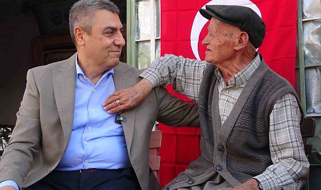 90 yaşında 50 yıldır bakkal işletiyor: Köyün 'Garip Dedesi' valiye türkü söyledi