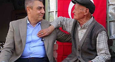 90 yaşında 50 yıldır bakkal işletiyor: Köyün 'Garip Dedesi' valiye türkü söyledi