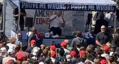 ABD'de üniversitede konuşma yapan aktivist Charlie Kirk'e silahlı saldırı