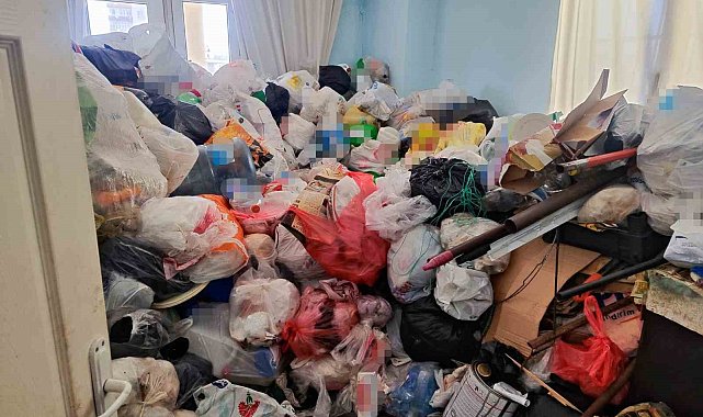Adana'da apartman dairesinden iki kamyon çöp çıktı