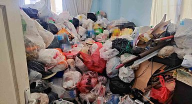 Adana'da apartman dairesinden iki kamyon çöp çıktı