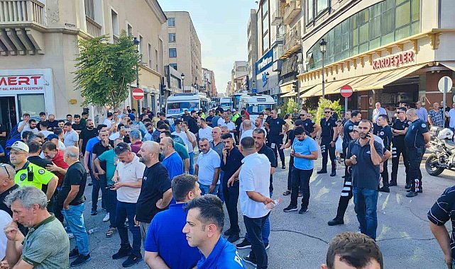 Adana'da dolmuş şoförlerinden eylem: Trafik kilitlendi
