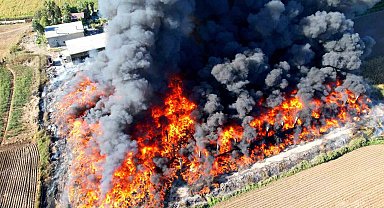Adana'da geri dönüşüm fabrikasının bahçesindeki yangın dronla görüntülendi